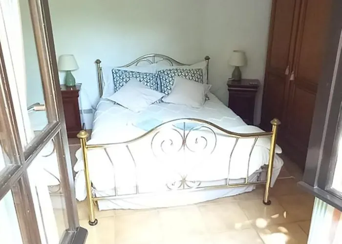 De La Tarabelle, Maison Entiere Avec Grand Patio Et A La Campagne Frausseilles